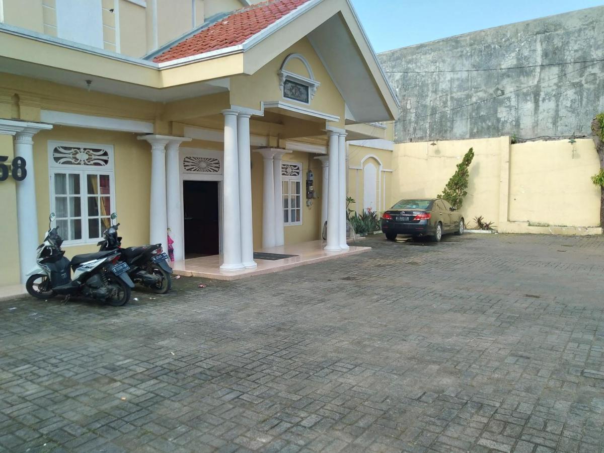 Hotel Pekalongan Syariah Mitra Reddoorz מראה חיצוני תמונה