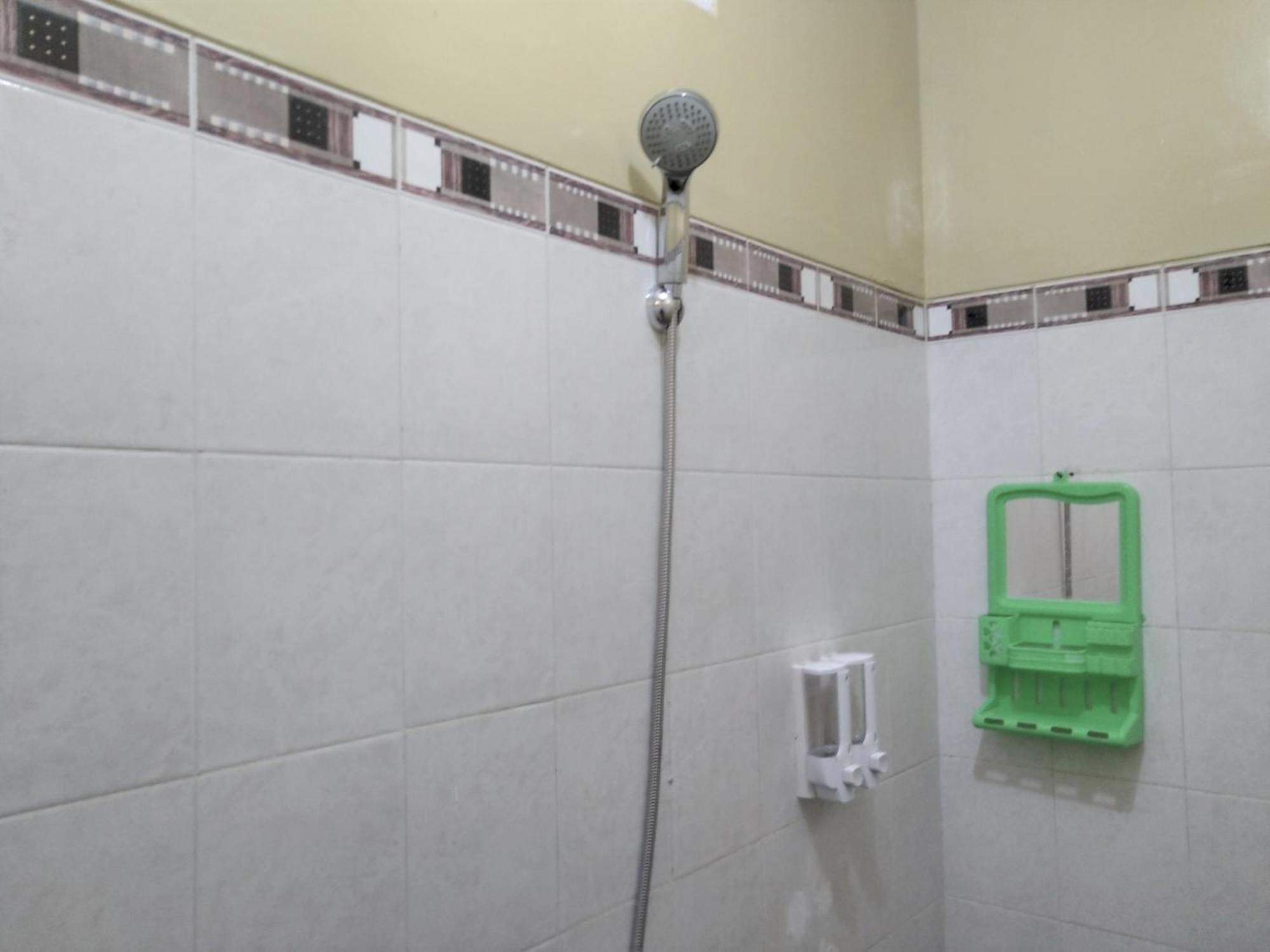 Hotel Pekalongan Syariah Mitra Reddoorz חדר תמונה